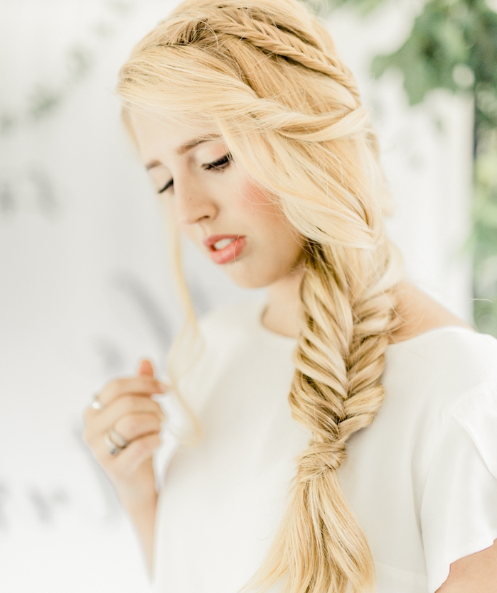 suggestion-de-coiffure-avec-une-grande-tresse-épi-et-une-tresse-en-epi-petute-mèches-libres-cheveux-ondulés-e1531479546765 exemple de coiffure mariée avec une grande tresse en épi de coté et plusieurs plus petites tresses, cheveux blond longs