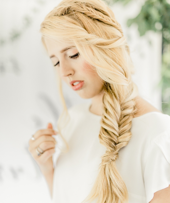exemple de coiffure mariée avec une grande tresse en épi de coté et plusieurs plus petites tresses, cheveux blond longs