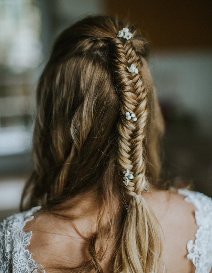 modele de tresse simple sur cheveux longs chatain clair, robe de mariée dentelle, fleurs blanches décoratives