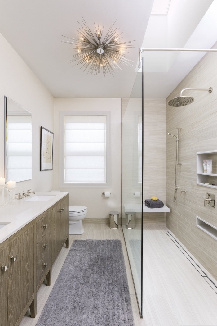 tendance agencement salle de bain en longueur avec murs clairs et plafond suspendu, panneaux d habillage pour rénover sa salle de bains