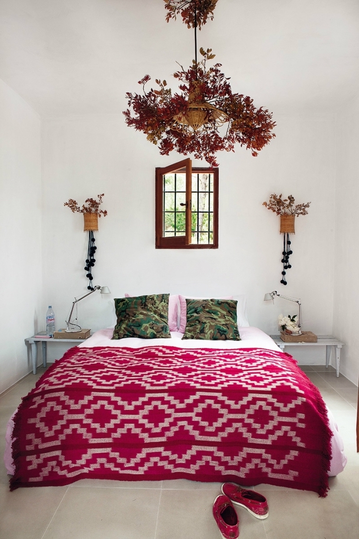 exemple de chambre boheme aux murs blancs avec petite fenêtre à carreaux et suspensions florales à design vase en fibre végétal