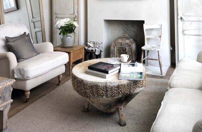 déco de salon avec petite cheminée aux meubles de bois bruts, modèle de table de café ronde, miroir large à cadre bois