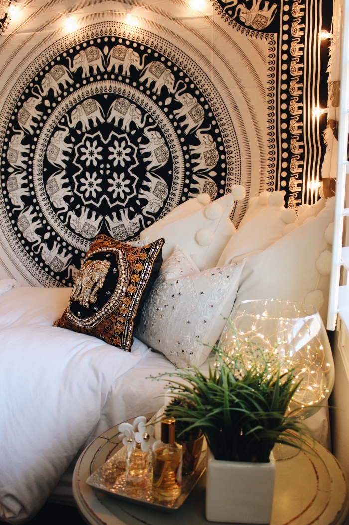 idée de déco style hippie chic avec tapisserie murale en blanc et noir, déco de chambre ado avec coussins décoratifs et plante verte