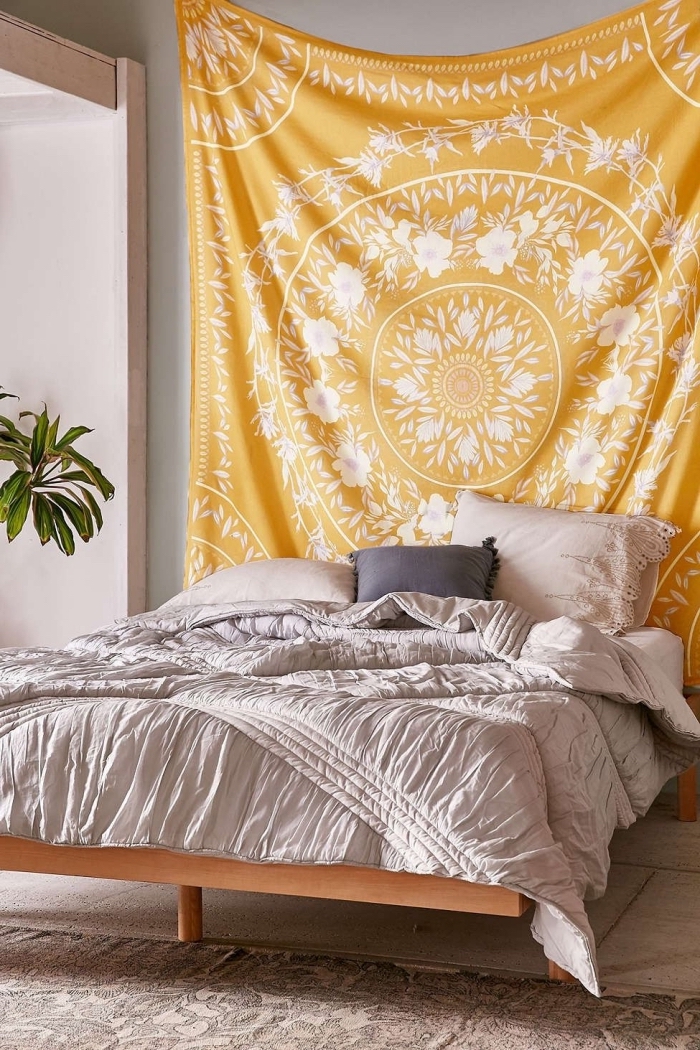 idée comment décorer une petite chambre ado de style boho chic, modèle de tapisserie murale jaune et blanc à combiner avec plantes vertes