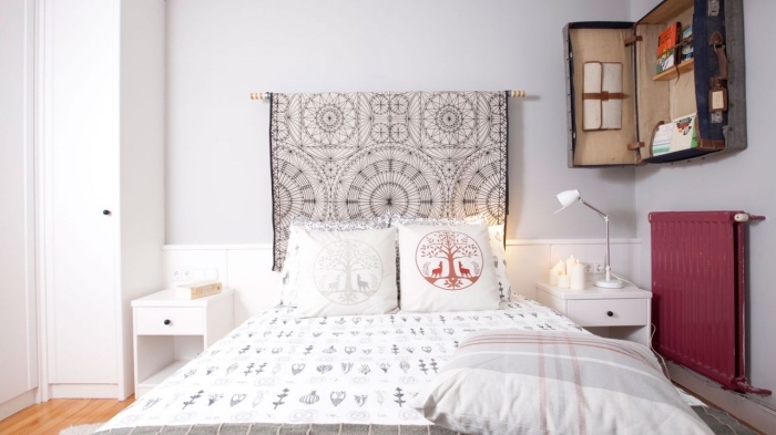 ambiance moderne dans une chambre à coucher avec déco tête de lit à design tapisserie blanc et noir aux motifs mandala