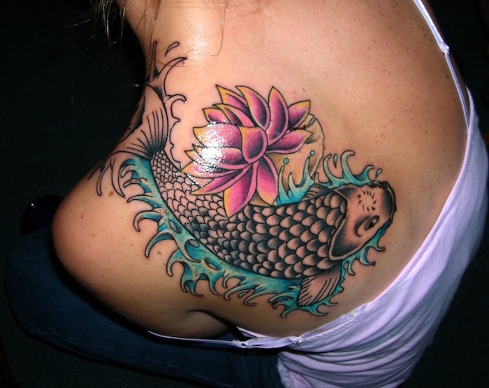 tatouage épaule omoplate femme tattoo japonais carpe koi fleur de lotus couleurs style irezumi