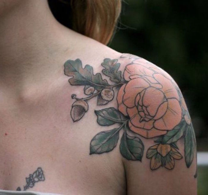 tattoo rose epaule femme orange avec feuilles et glands en couleurs