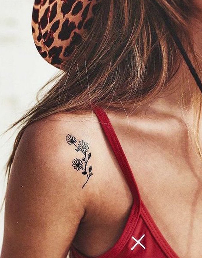 exemple de petit tattoo de fleurs sur l'épaule pour femme en noir et blanc discret