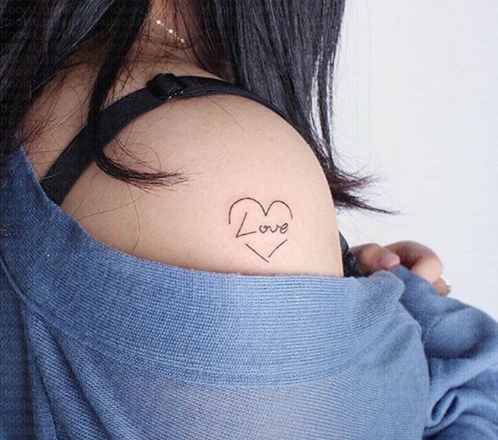 idée petit tatouage discret sur épaule femme tattoo coeur love simple