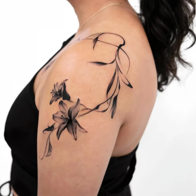 tatouage fleur epaule details ombres noirs dessin lis petales