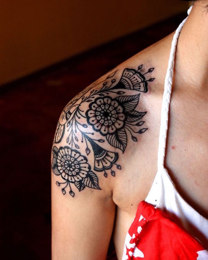 tatouage fleur epaule femme fleurs mandala noir et blanc pour fille