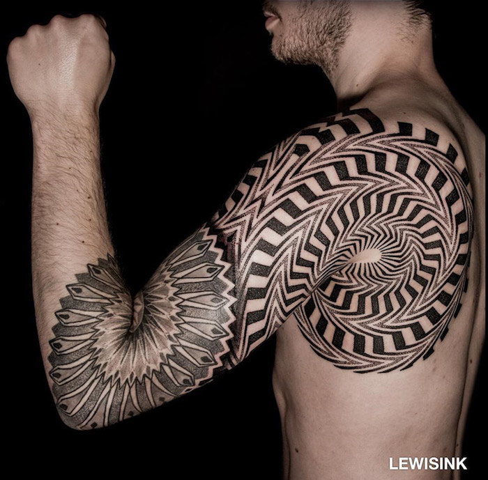 tatouage abstrait homme sur epaule omoplate flanc et bras entier abstrait noir et blanc