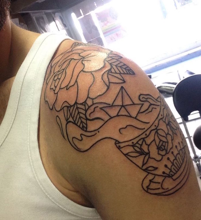 catalogue tatouage homme epaule en lignes noires avec fleur rose bateau en papier sur haut du bras