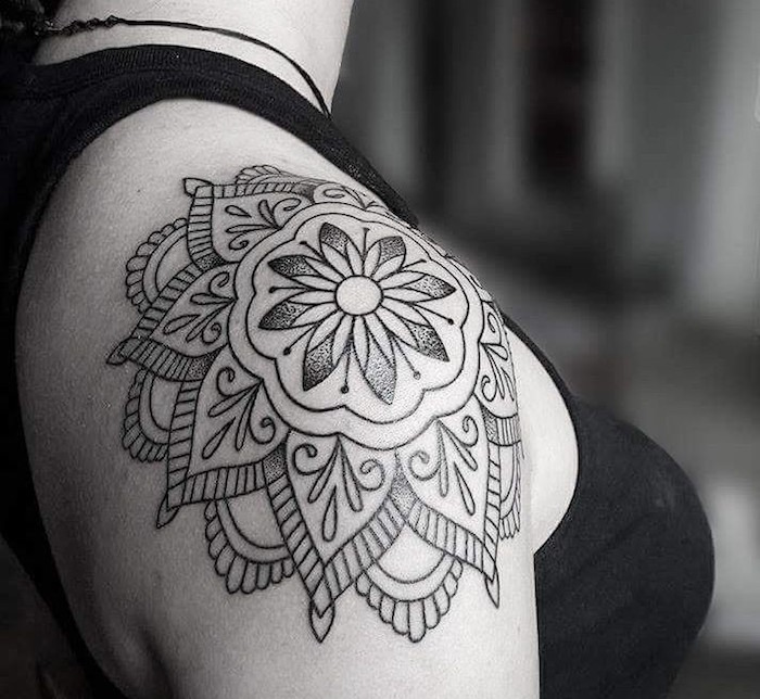 rose tatouage epaule mandala noir et blanc simple en lignes pour femme