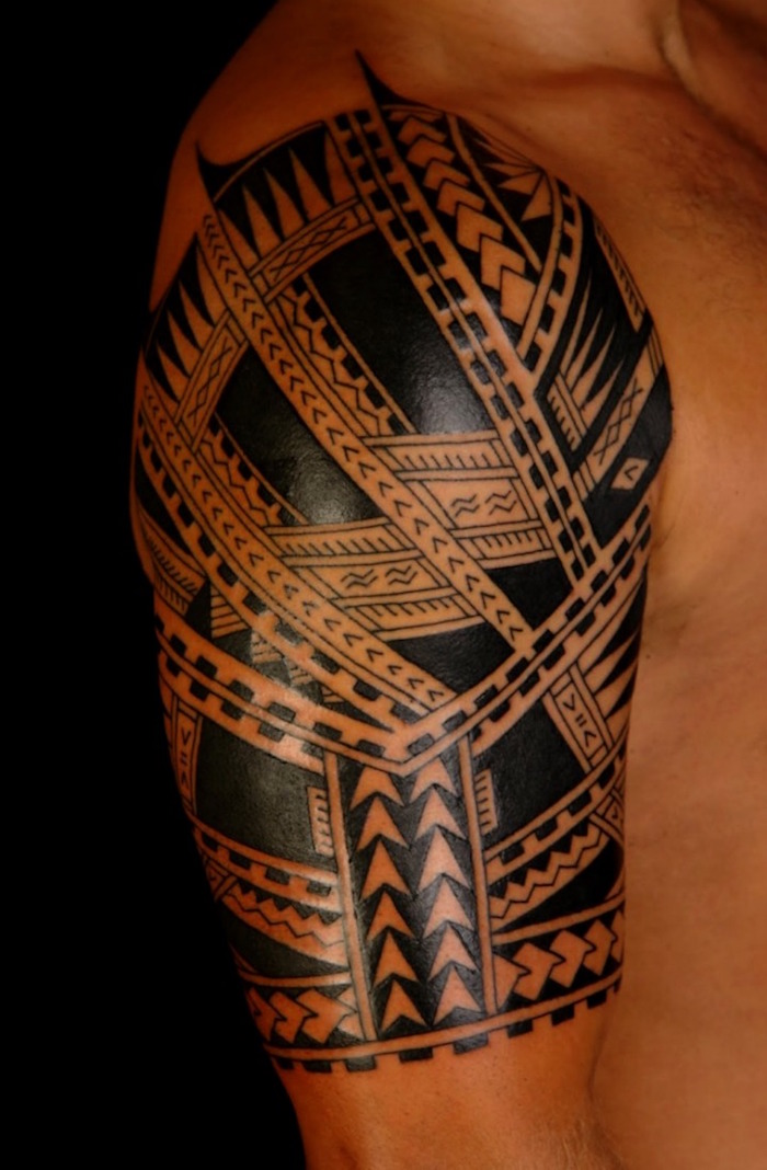 tatouage tribal homme bras epaule homme type maorie polynesien ecailles haut du bras