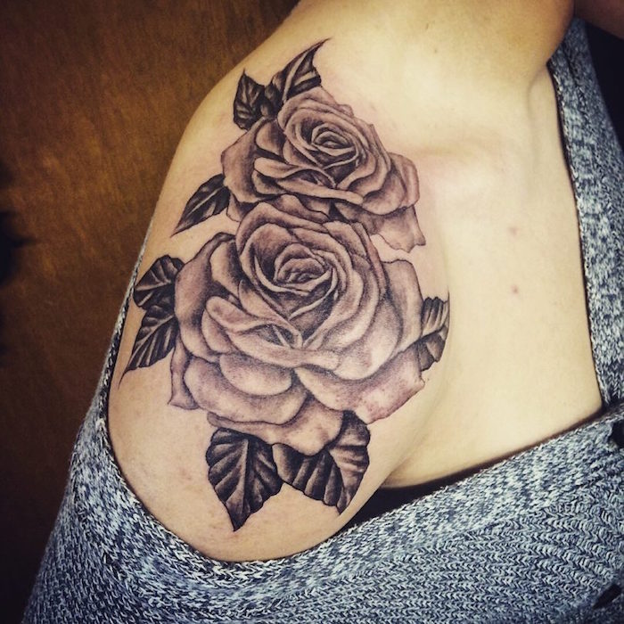 photo de tattoo tatouage épaule femme rose noir et blanc gris avec ombrage