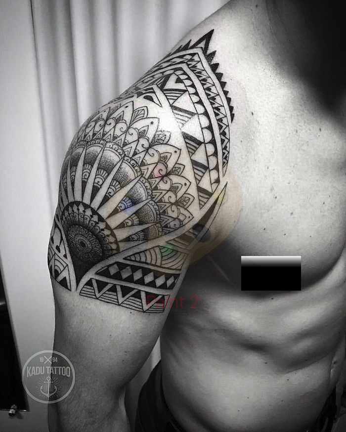 tatouage mandala sur épaule homme noir et blanc haut du bras et clavicule