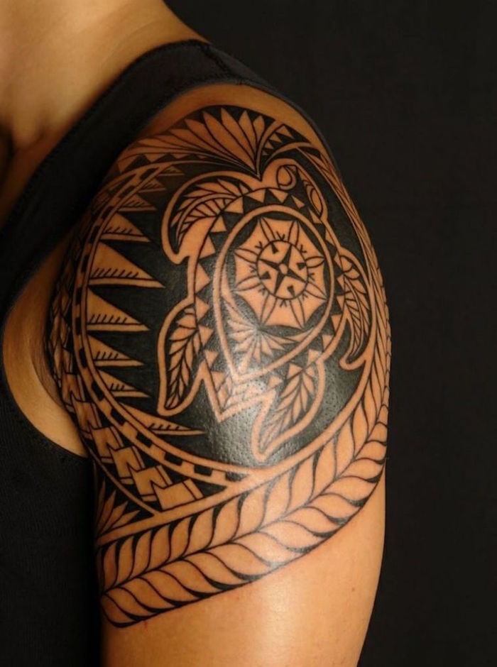 tatouage polynesien maorie sur l'épaule pour homme avec tortue et écailles
