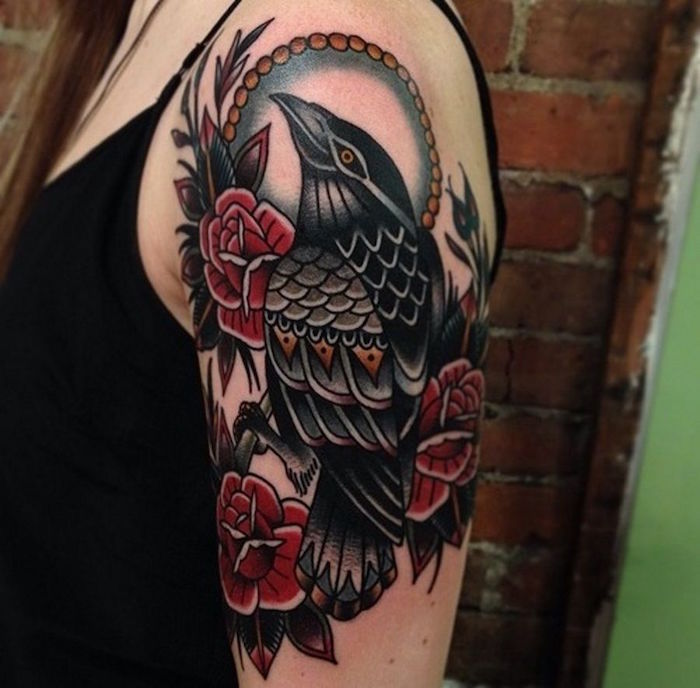 tatouage haut du bras épaule femme corbeau roses style old school