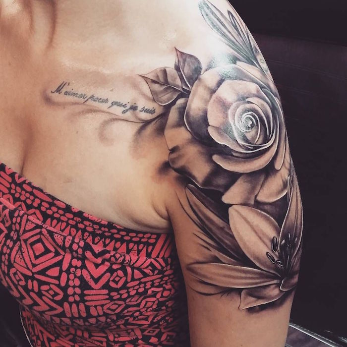 tattoo rose epaule femme roses lotus noir et blanc et tatouage haut du bras