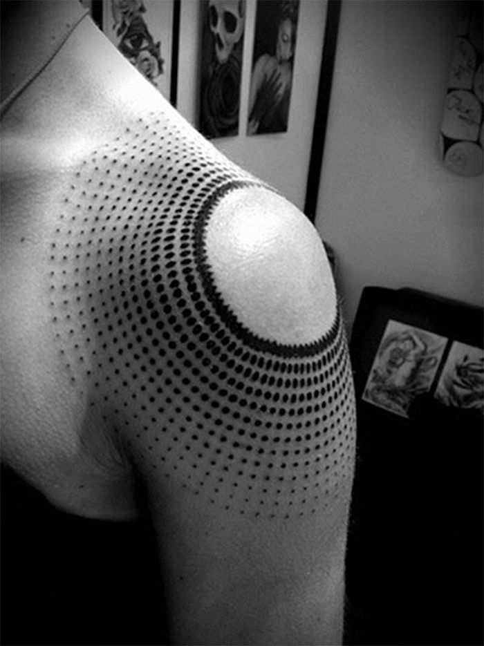 tatouage cercles en pointillés noirs crescendo sur épaule de femme