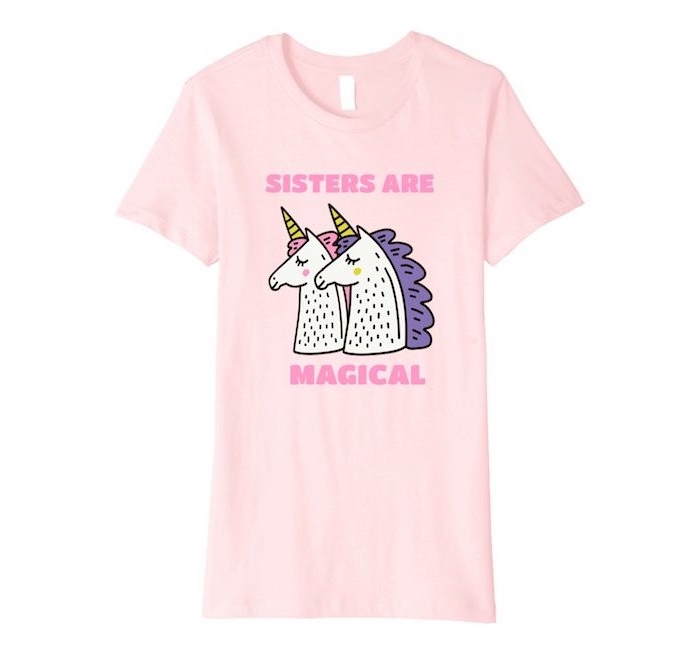 tee shirt personnalisé couleur rose avec un dessin licorne et un texte soeur, cadeau soeur de coeur