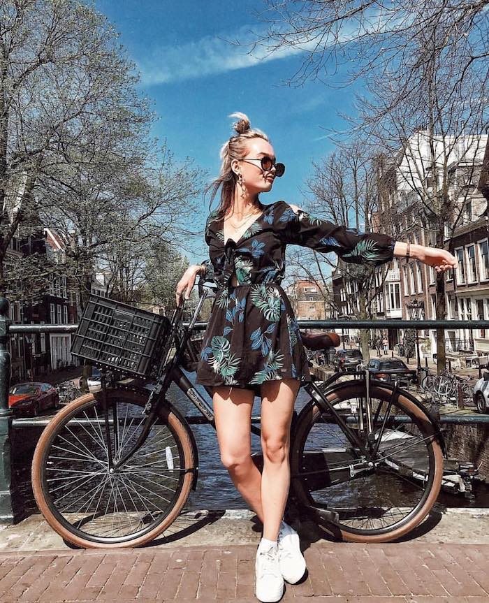 Combishort femme été fleurie, tenue basket blanche, combishort habillée, combishort femme chic style original, photo Amsterdam canal bicyclette