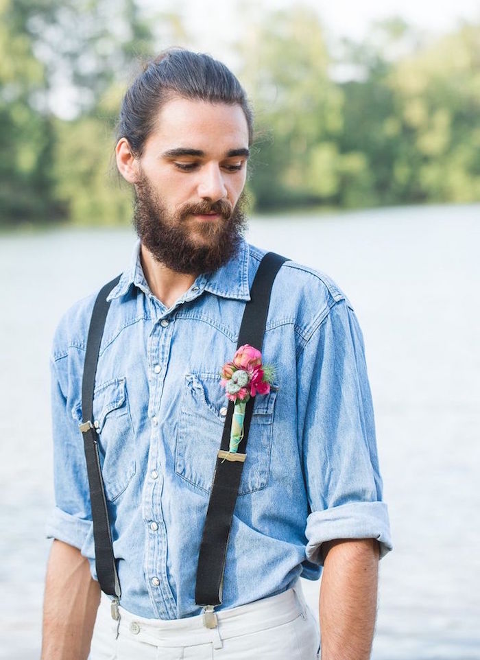 look boheme homme avec chemise denim bretelles barbe et cheveux longs style hippie chic 