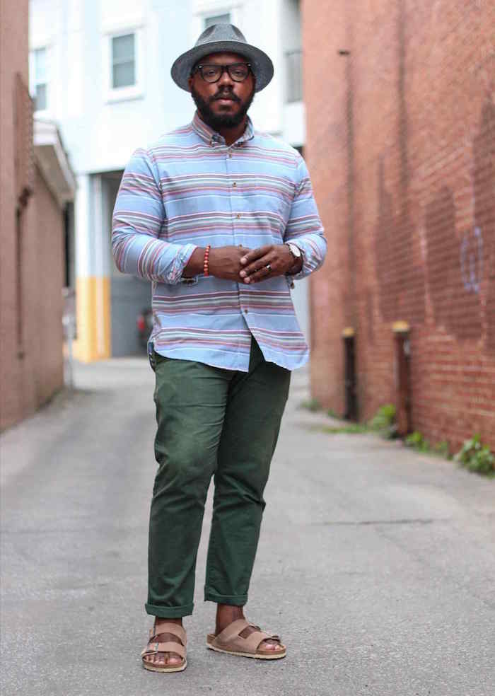style casual chic décontracté homme pour vacances d'été avec chemise en lin et chino en coton vert foncé