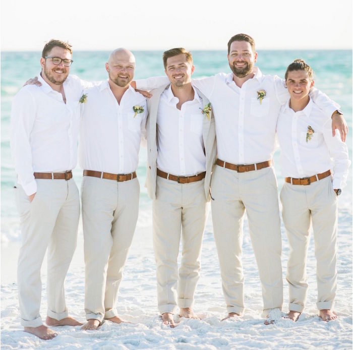 tenue champetre témoins invités hommes pour mariage décontracté sur la plage beige et blanc