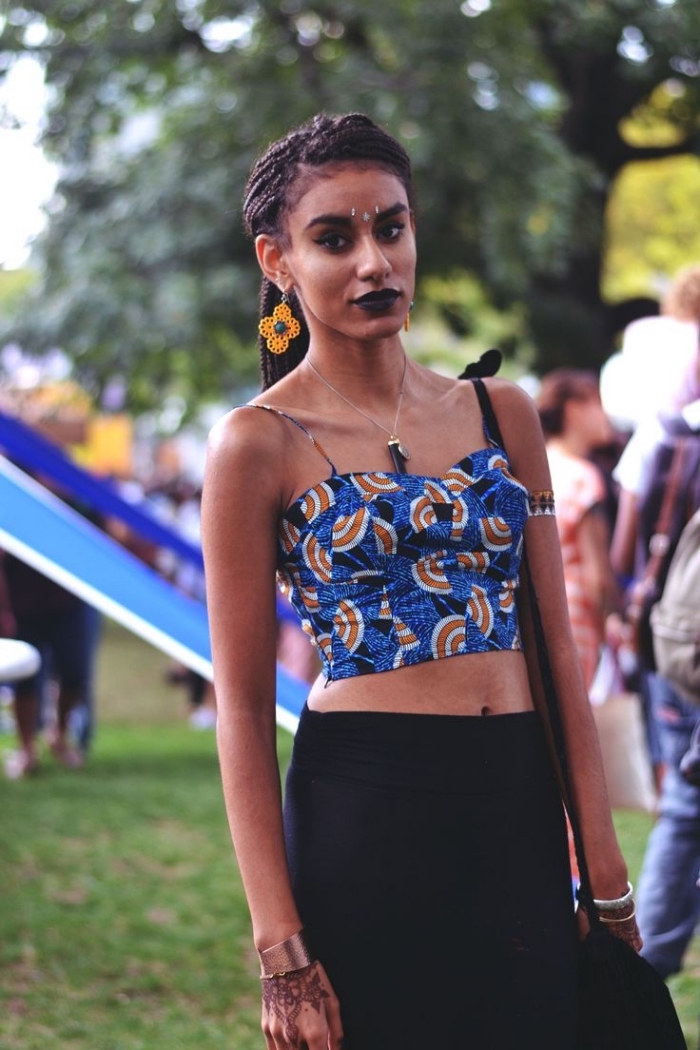 une tenue de festival de style grunge avec un top court en pagne africain à fines bretelles et une jupe droite noire