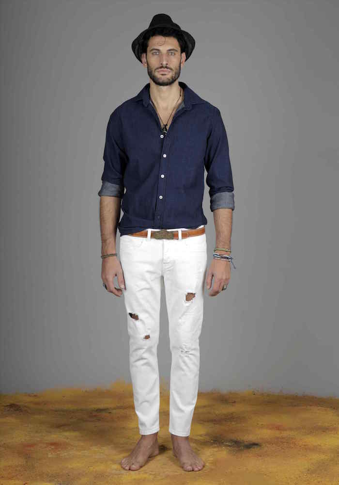 exemple de tenue casual chic homme pour été boheme avec jean blanc slim et chemise denim et chapeau