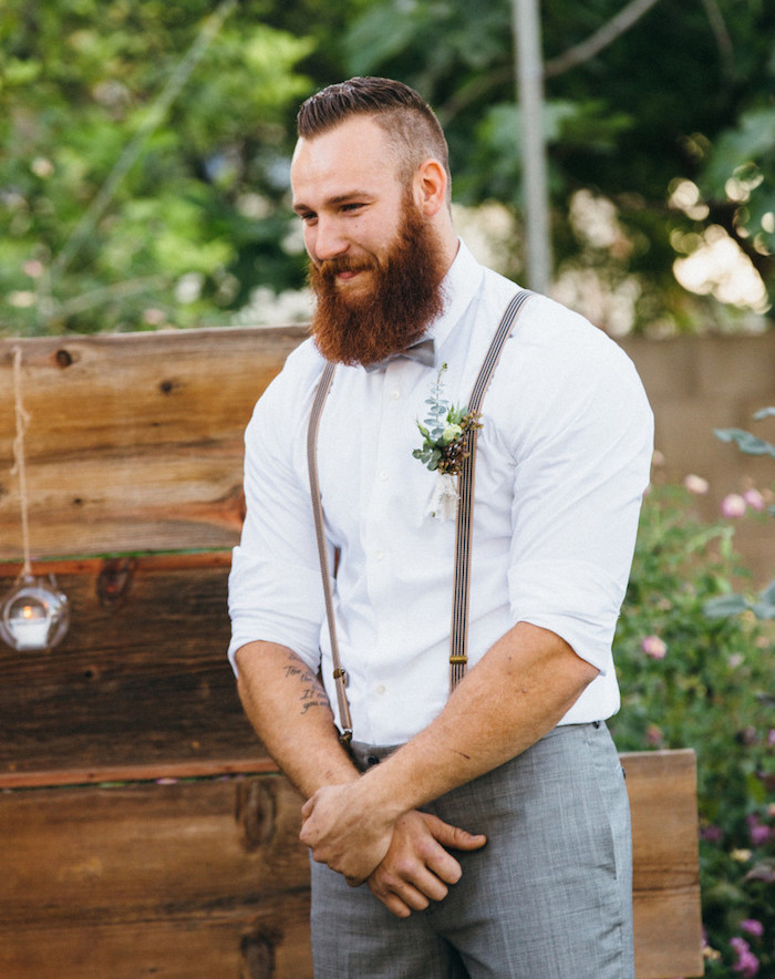 tenue mariage champetre homme chic avec costume chemise blanche bretelles style hipster barbe longue rousse