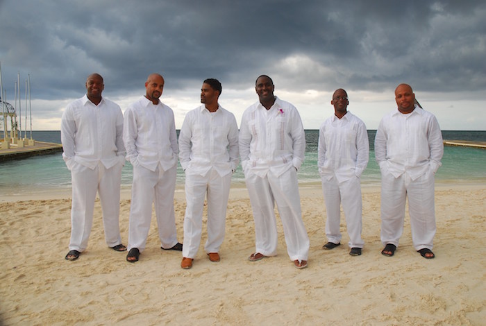 tenue mariage hommes invités décontracté sur la plage chemise et pantalon en lin blanc