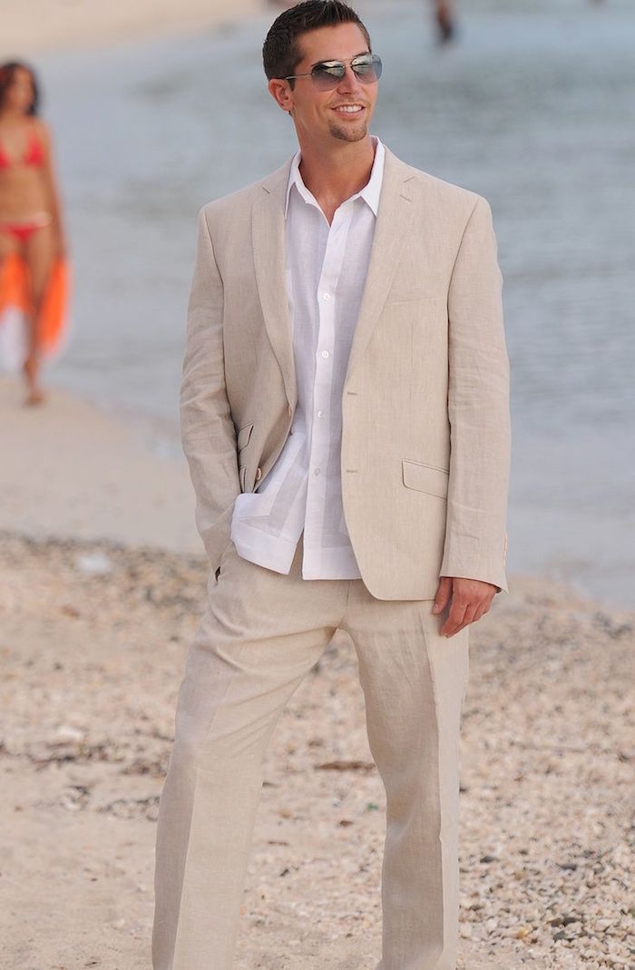 costume décontracté beige avec chemise blanche pour mariage en été sur la plage 