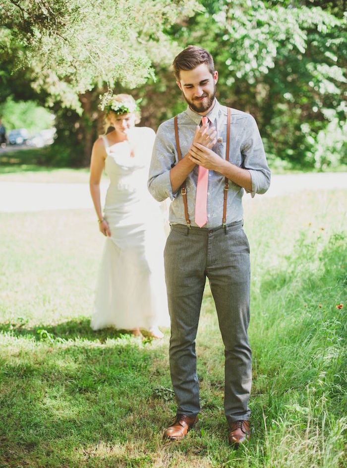 tenue mariage champetre homme avec pantalon et chemise grise et bretelles marrons