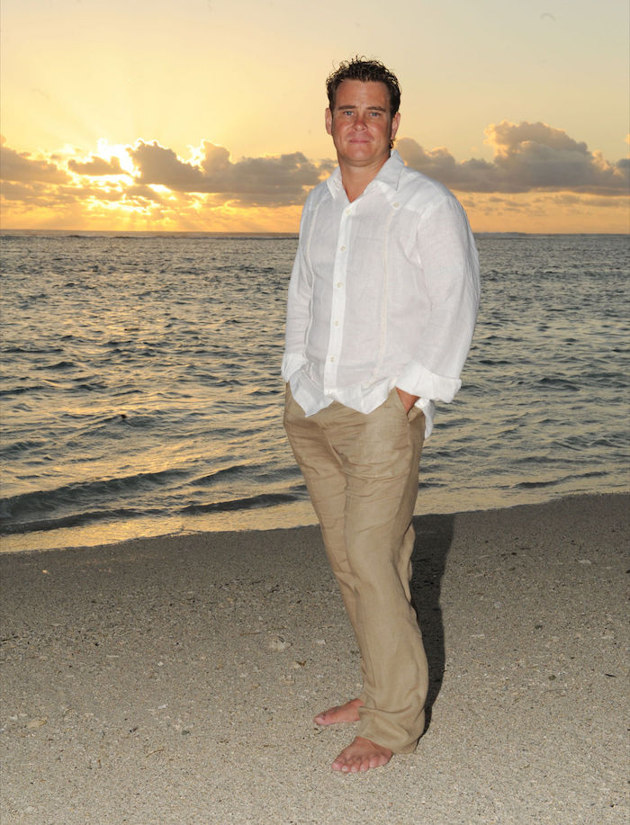 tenue homme mariage champetre sur la plage pantalon beige et chemise blanche