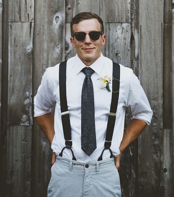 tenue mariage homme décontracté chic avec bretelles larges chino en velours gris et chemise blanche style hipster