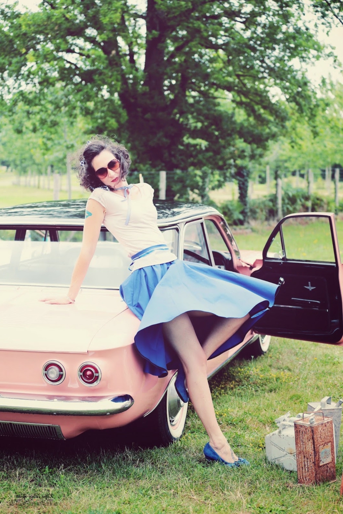 jupe bleue, t-shirt blanc, chaussures bleues, coupe carré, lunettes de soleil, voiture rose