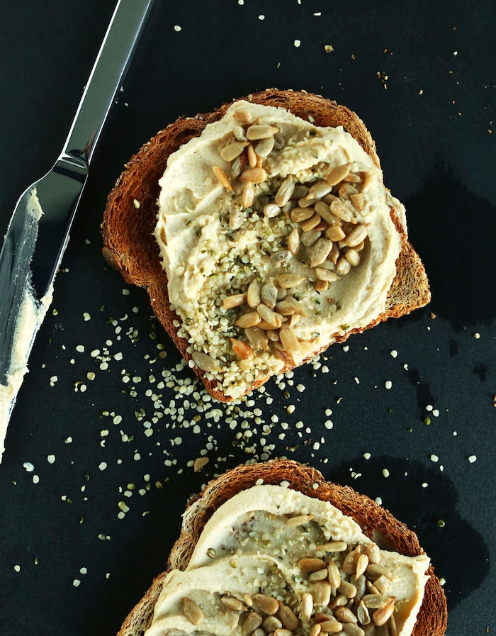 toast de pain grillé avec du houmous, graines de chanvre et graines de tournesol, recette hyperprotéiné