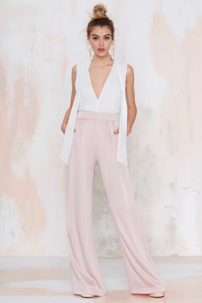 idée comment assortir un pantalon de couleur pastel, tenue élégante en pantalon fluide en rose pastel avec top blanc à décolleté en V