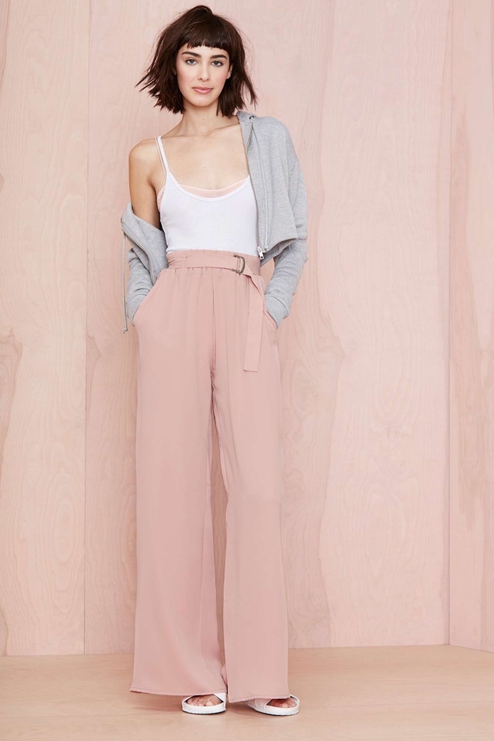 idée comment assortir un pantalon fluide à taille haute de couleur rose pastel avec top blanc et sweatshirt gris clair