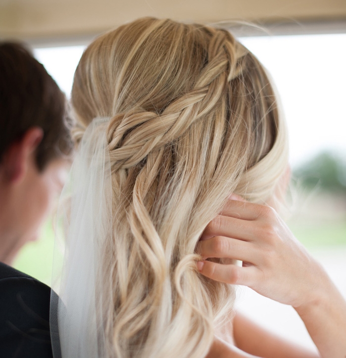 trese-simple-en-couronne-sur-cheveux-lachés-blond-clair-et-une-voile-légère-dans-les-cheveux petites tresse en arrière couronne avec une petite voile dans cheveux blond ondulés