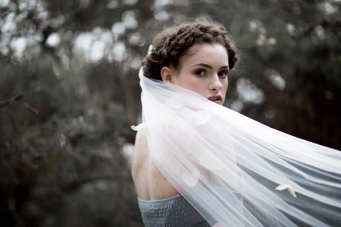 tresse-couronne-autour-de-la-tete-sur-cheveux-chatain-foncé-longs-voile-de-mariage-blanc tresse de couronne autour de la tete, cheveux chatain foncé, boile blanche, robe de amriée grise