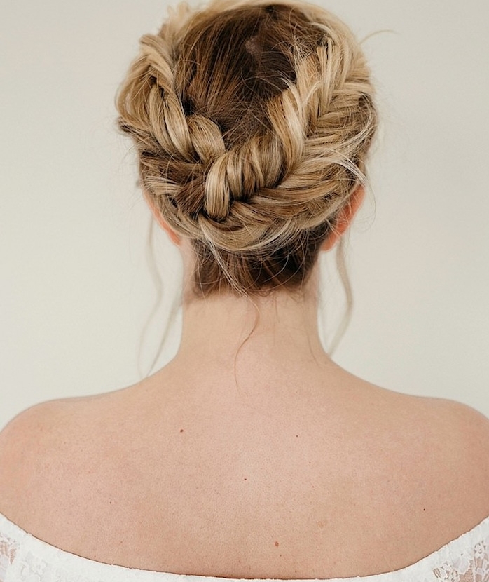 tresse-couronne-simple-sur-cheveux-blond-foncé-avec-deux-tresses-qui-se-croisent-en-arrière-de-la-tête chignon tressé mariage style boheme chic avec deux tresses attachées en arrière de la tete