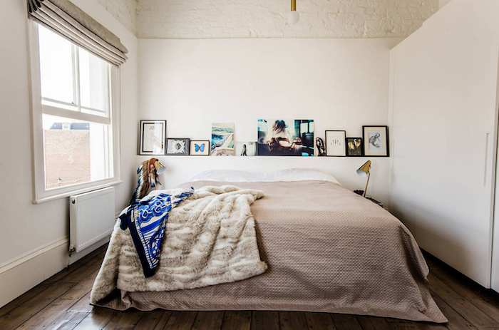Deco chambre simple, lit, rangement avec photos, deco chambre moderne étroite mais belle