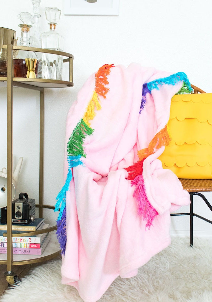 couverture rose customsiée dune frange colorée arc en ciel, idée cadeau femme 25 ans à faire soi même