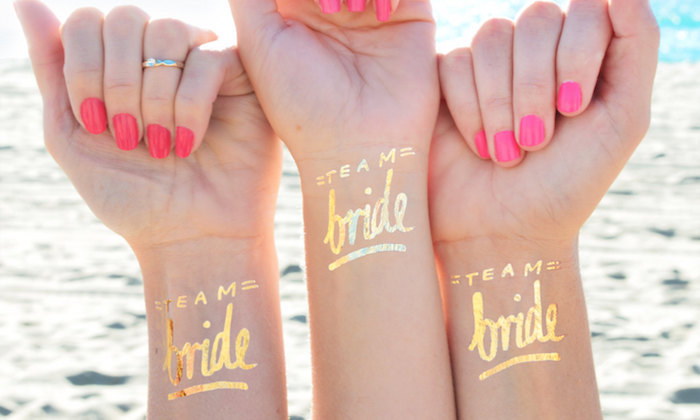 vacances-team-bride-activité-evjf-activité-enterrement-de-vie-de-jeune-fille-animation-evjf-idées-originales-les-sirènes-tatouage-temporaine Originale idée evjf au bord de la mer tatouages temporaires au nuances dorées équipe de la mariée tatouage meilleures amies