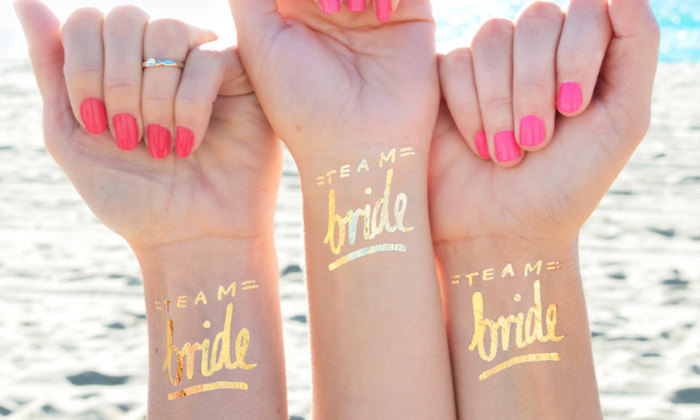 Originale idée evjf au bord de la mer tatouages temporaires au nuances dorées équipe de la mariée tatouage meilleures amies