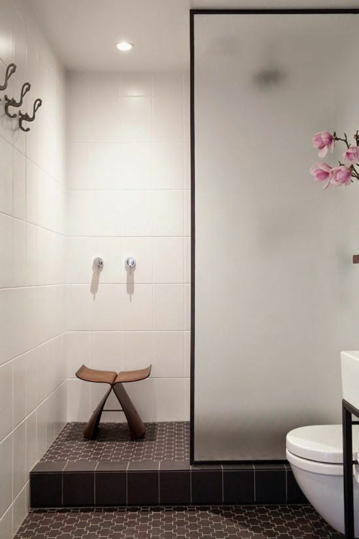 porte coulissante verriere, salle de bain avec verrière, verriere douche, tabouret en bois clair en style oriental, carrelage marron